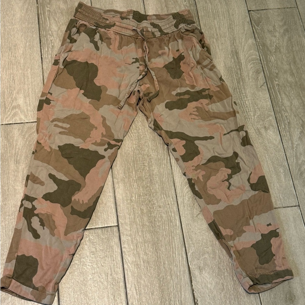 New York & Company Camoflauge Pants Size X-Small